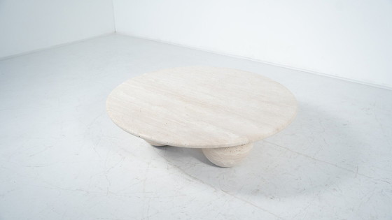 Image 1 of Table basse ronde contemporaine en travertin, Italie