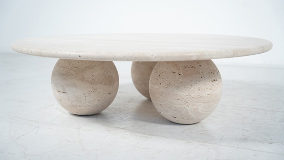 Image 1 of Table basse ronde contemporaine en travertin, Italie