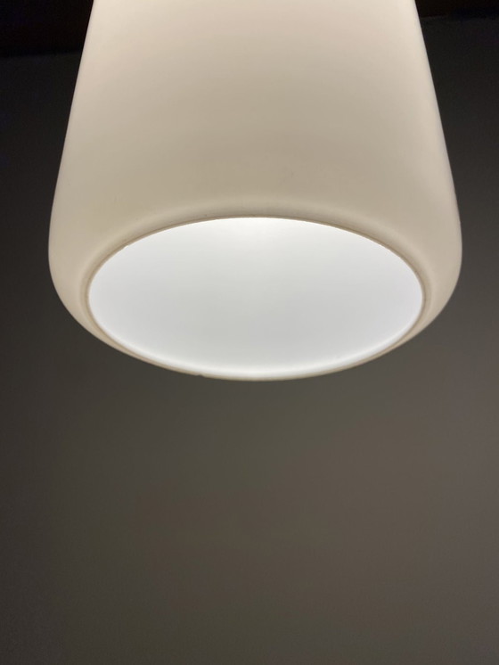 Image 1 of Énorme lampe suspendue en verre blanc mat de Peill et Putzler Xl 1960s
