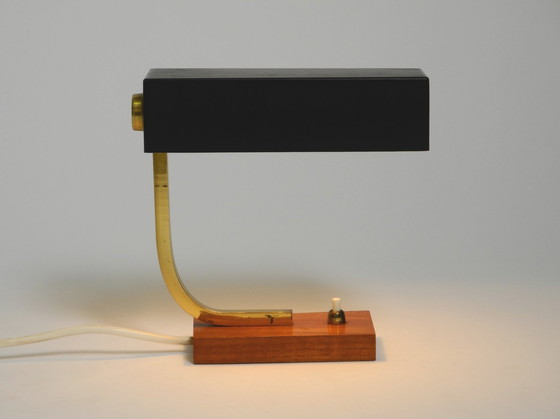 Image 1 of Magnifique petite lampe de table en métal et laiton de style Mid Century Modern avec base en teck