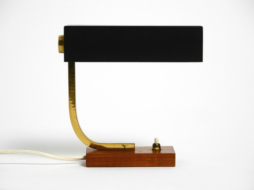 Magnifique petite lampe de table en métal et laiton de style Mid Century Modern avec base en teck