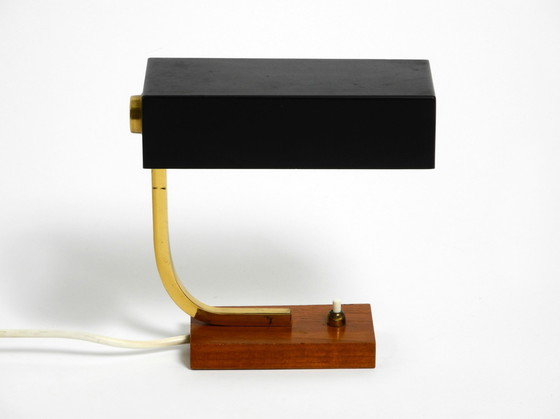 Image 1 of Magnifique petite lampe de table en métal et laiton de style Mid Century Modern avec base en teck