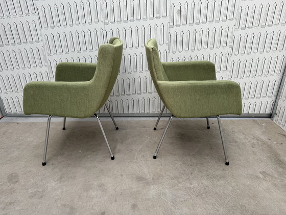 Image 1 of 2 magnifiques chaises Artifort en vert menthe.