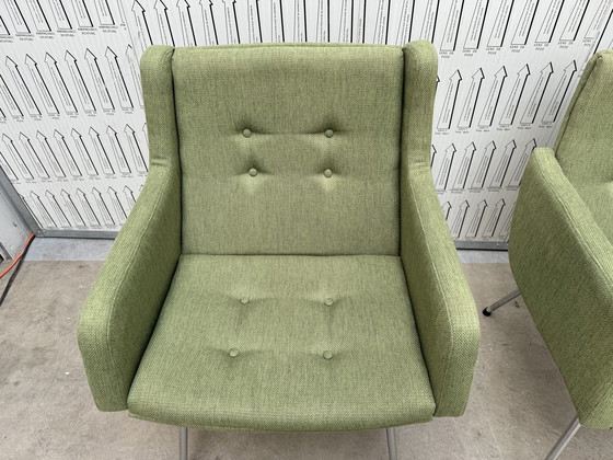 Image 1 of 2 magnifiques chaises Artifort en vert menthe.