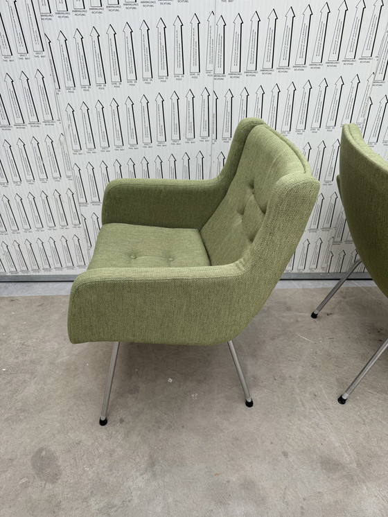 Image 1 of 2 magnifiques chaises Artifort en vert menthe.