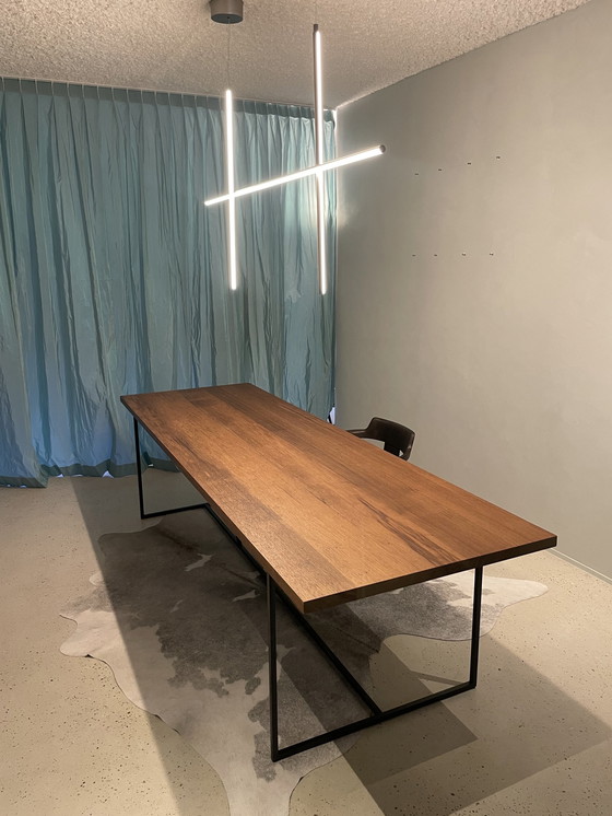 Image 1 of Table moderne en chêne avec cadre en fer