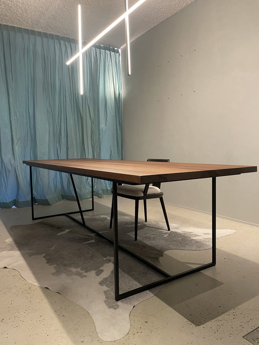 Table moderne en chêne avec cadre en fer