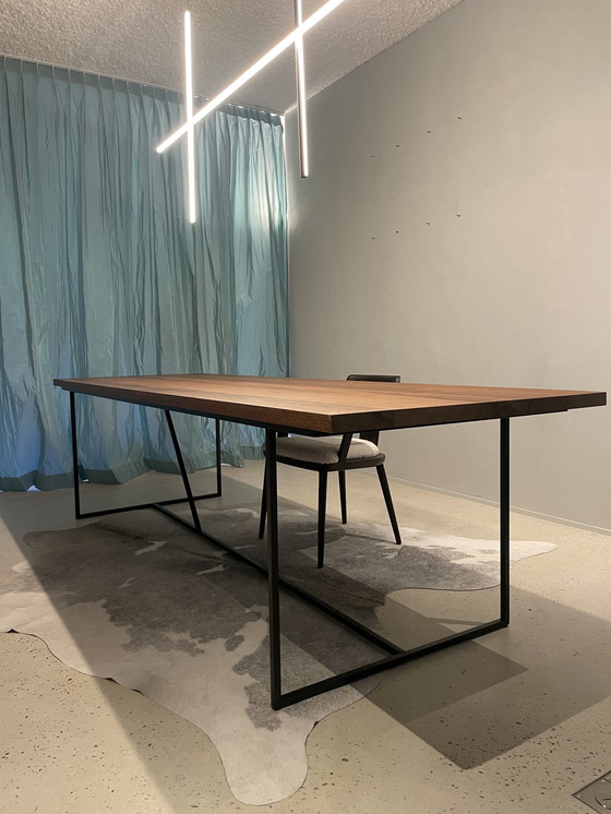 Image 1 of Table moderne en chêne avec cadre en fer