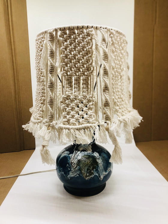 Image 1 of Lampe Vintage En Céramique Bleue Et Macramé 