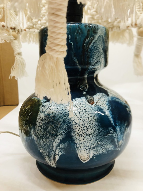 Image 1 of Lampe Vintage En Céramique Bleue Et Macramé 