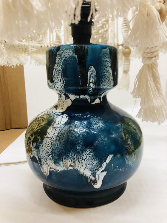 Image 1 of Lampe Vintage En Céramique Bleue Et Macramé 