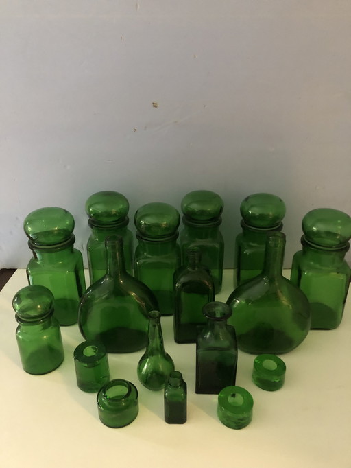 17 Objets rétro en verre vert.