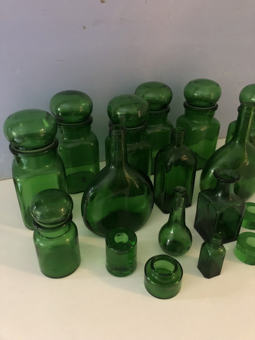 17 Objets rétro en verre vert.