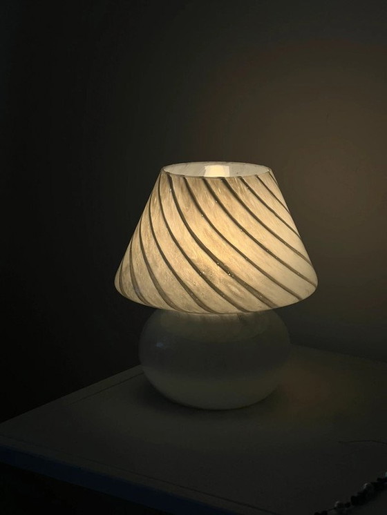 Image 1 of Lampe de table vintage en verre à champignon