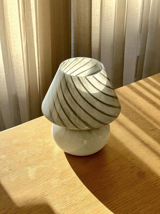 Image 1 of Lampe de table vintage en verre à champignon