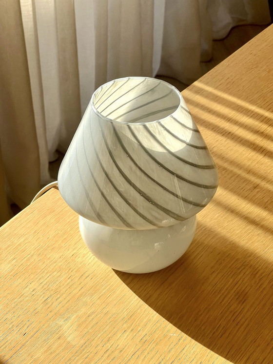 Image 1 of Lampe de table vintage en verre à champignon