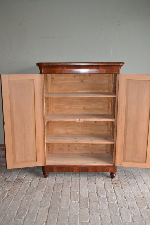 Armoire de bonne en bois acajou ancien et élégant.