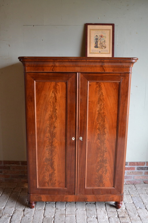 Armoire de bonne en bois acajou ancien et élégant.