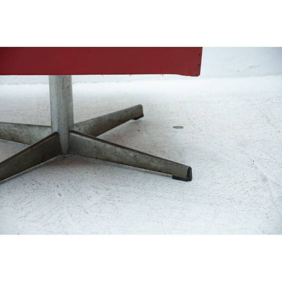 Image 1 of Paire de fauteuils pivotants rouges tchécoslovaques du milieu du siècle, 1970