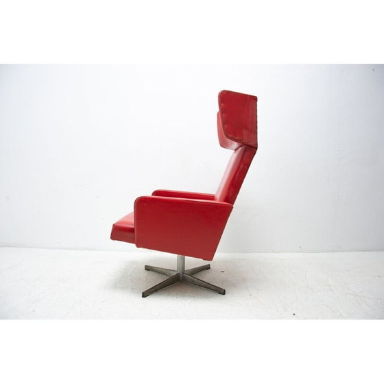 Image 1 of Paire de fauteuils pivotants rouges tchécoslovaques du milieu du siècle, 1970