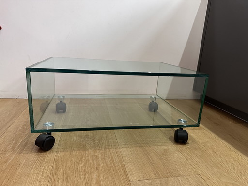 Sleek Glass Tv Table On Wheels (Table TV en verre sur roulettes)