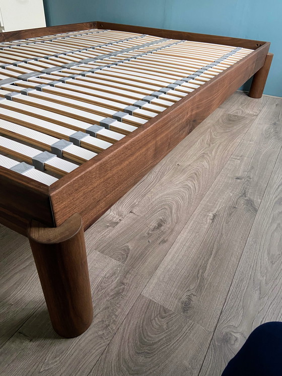 Image 1 of Cadre de lit en noyer massif