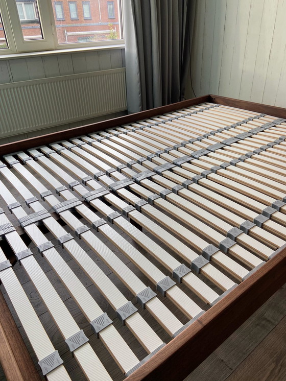 Image 1 of Cadre de lit en noyer massif