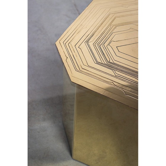 Image 1 of Table basse vintage en laiton gravé et verre fumé par Nadie Jonckers, 1980