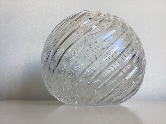 Image 1 of Vase sphérique en cristal taillé à la main
