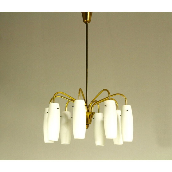 Image 1 of Lustre vintage à 8 lumières en laiton et verre opalin, Autriche 1960