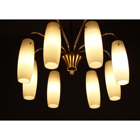 Image 1 of Lustre vintage à 8 lumières en laiton et verre opalin, Autriche 1960