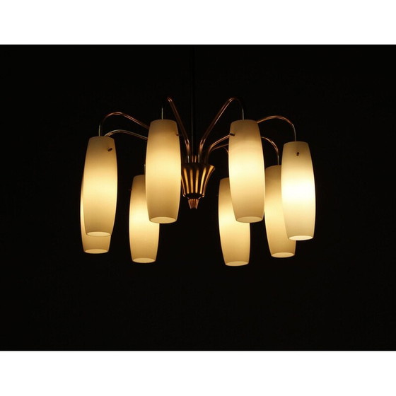 Image 1 of Lustre vintage à 8 lumières en laiton et verre opalin, Autriche 1960