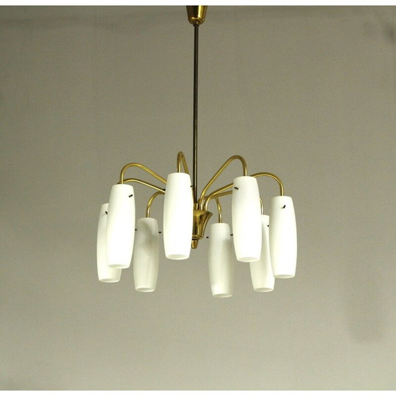 Image 1 of Lustre vintage à 8 lumières en laiton et verre opalin, Autriche 1960