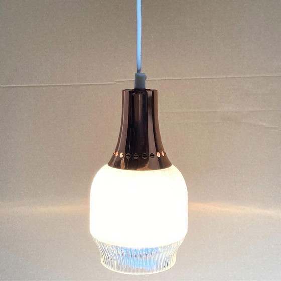 Image 1 of Lampe suspendue en cuivre et opaline moulée de l'ère spatiale, 1960S