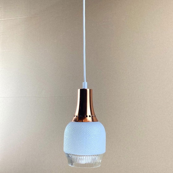 Image 1 of Lampe suspendue en cuivre et opaline moulée de l'ère spatiale, 1960S