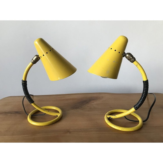 Image 1 of Paire de lampes de chevet vintage en métal laqué jaune et laiton, 1950