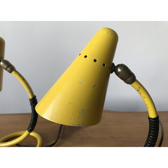 Image 1 of Paire de lampes de chevet vintage en métal laqué jaune et laiton, 1950