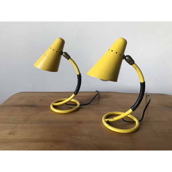 Image 1 of Paire de lampes de chevet vintage en métal laqué jaune et laiton, 1950