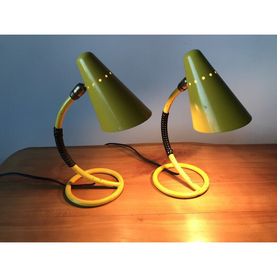 Image 1 of Paire de lampes de chevet vintage en métal laqué jaune et laiton, 1950