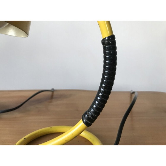 Image 1 of Paire de lampes de chevet vintage en métal laqué jaune et laiton, 1950