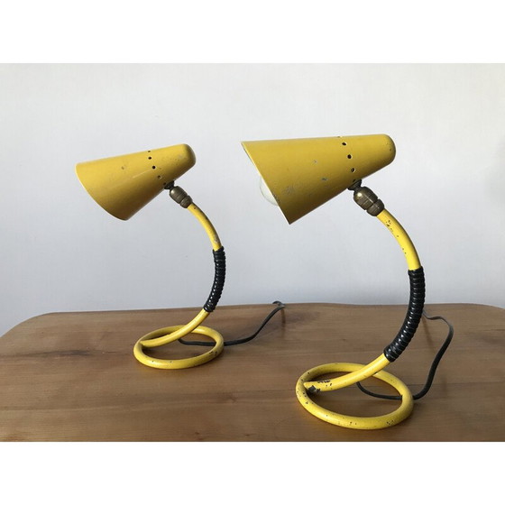 Image 1 of Paire de lampes de chevet vintage en métal laqué jaune et laiton, 1950