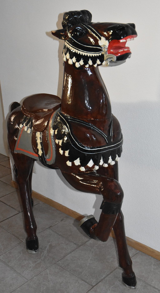 Cheval de carrousel en bois