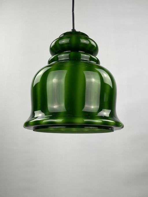 Rare lampe suspendue en verre vert par Peill et Putzler 1960s