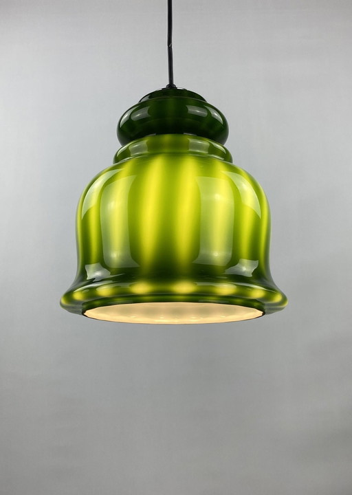 Rare lampe suspendue en verre vert par Peill et Putzler 1960s