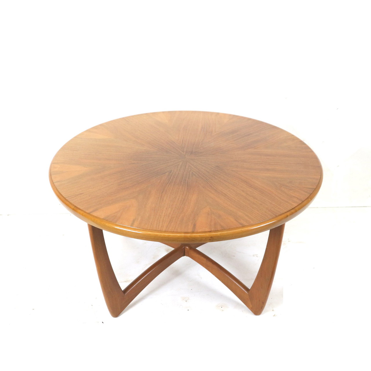 Table basse ronde vintage avec belle base fabriquée dans les années 1960