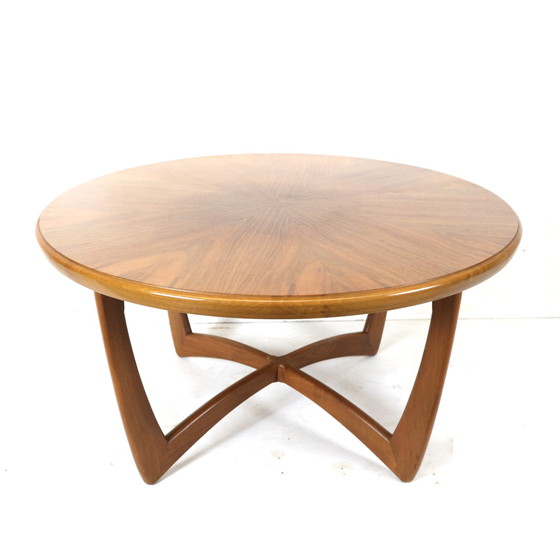 Image 1 of Table basse ronde vintage avec belle base fabriquée dans les années 1960