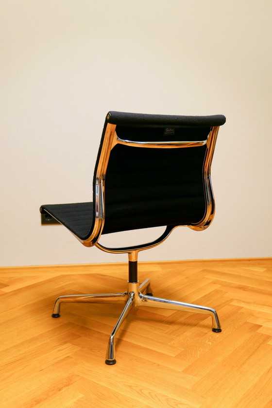 Image 1 of Vitra Ea 101 Aluminium Chair | Housse en hopsack, couleur Nero | Pied 4 étoiles chromé