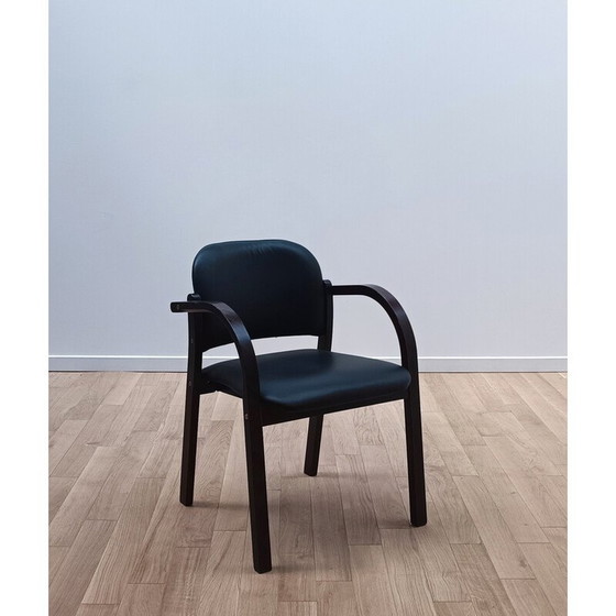 Image 1 of Paire de chaises vintage en bois teinté noir avec assise et dossier en skaï noir.