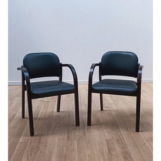 Image 1 of Paire de chaises vintage en bois teinté noir avec assise et dossier en skaï noir.