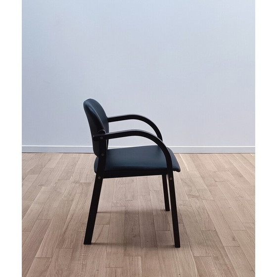 Image 1 of Paire de chaises vintage en bois teinté noir avec assise et dossier en skaï noir.